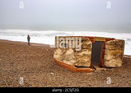 WW2 Pillbox Kelling Beach, Großbritannien an einem kalten Sommertag. Konzept: UK defensive Haltung. Stockfoto