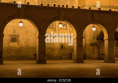 Avila Rathaus Platz in der Nacht, genannt Mercado Chico. UNESCO-Weltkulturerbe. Avila, Spanien Stockfoto