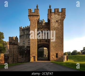 Blick auf den Tag im Sommer von Raby Castle in Staindrop, County Durham, England, Vereinigtes Königreich Stockfoto