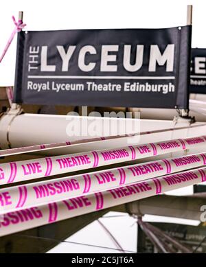 Fr 3 Juli 2020. Edinburgh, Großbritannien. Das Royal Lyceum Theatre ist als Teil der Missing Live Theatre Campaign in Band gewickelt. Das Band wurde von der schottischen Theaterdesignerin Karen Tennant installiert. In Zusammenarbeit mit Theatern in ganz Großbritannien hat #scenechange – eine Community für Bühnenbildner, die sich für Theater einsetzen – #MissingLiveTheater ins Leben gerufen, eine Kampagne, um Theatergebäude in eine positive Botschaft der Hoffnung und Sichtbarkeit für die Branche zu verpacken. Stockfoto