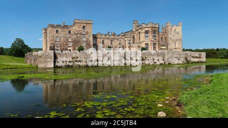 Blick auf den Tag im Sommer von Raby Castle in Staindrop, County Durham, England, Vereinigtes Königreich Stockfoto