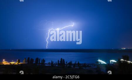 Blitze über die Wolga. Volgograd. Russland Stockfoto