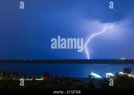 Blitze über die Wolga. Volgograd. Russland Stockfoto