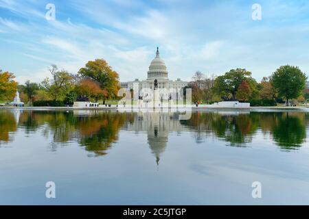 Spiegelungen des Kapitols der Vereinigten Staaten und des Ulysses S. Grant Memorial sind im Capitol Reflecting Pool, Washington, DC, USA zu sehen Stockfoto