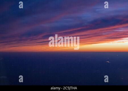 Sonnenuntergang über dem Ozean Stockfoto