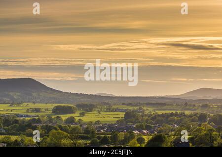 Blick auf das Ribble Valley von der Spitze der Clitheroe Burg. Ländliche Landschaft in Abendsonne Stockfoto