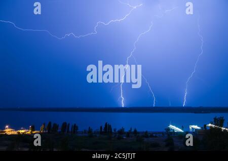 Blitze über die Wolga. Volgograd. Russland Stockfoto