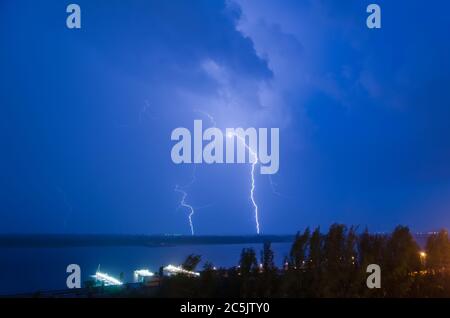 Blitze über die Wolga. Volgograd. Russland Stockfoto