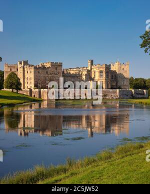 Blick auf den Tag im Sommer von Raby Castle in Staindrop, County Durham, England, Vereinigtes Königreich Stockfoto