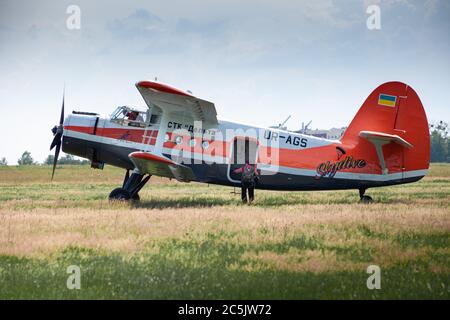 Kiew, Ukraine - 21. Juni 2020: Rotes Antonov an-2T UR-AGS-Flugzeug am Flughafen Tschaika. Ein kleines Flugzeug für Fallschirmspringer. Ukrainische Flugzeug, das ist auch Stockfoto