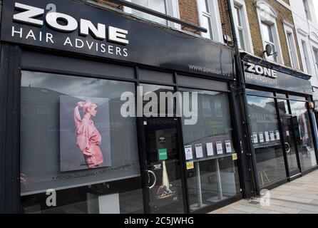 Sidcup, Kent, Großbritannien. Juli 2020. Beschilderung vor einem Schönheitssalon in Sidcup High Street, wie sie sich darauf vorbereiten, wieder zu öffnen, nachdem covid 19 Lockdown Regeln werden von der Regierung gelockert. Sidcup, Kent am 3. Juli 2020. Foto von Alan Stanford. Kredit: Prime Media Images/Alamy Live Nachrichten Stockfoto