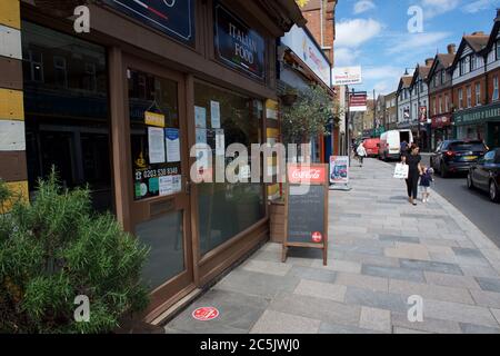 Sidcup, Kent, Großbritannien. Juli 2020. Beschilderung vor einem Restaurant in Sidcup High Street, als Restaurants sich darauf vorbereiten, wieder zu öffnen, nachdem die 19. Sperre durch die Regierung gelockert wurde. Sidcup, Kent am 3. Juli 2020. Foto von Alan Stanford. Kredit: Prime Media Images/Alamy Live Nachrichten Stockfoto