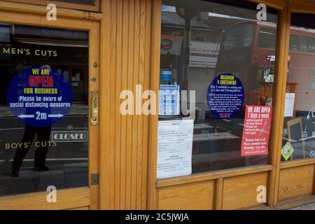 Sidcup, Kent, Großbritannien. Juli 2020. Schilder vor einem Barber in Sidcup High Street, wie sie sich darauf vorbereiten, wieder zu öffnen, nachdem covid 19 Lockdown Regeln werden von der Regierung gelockert. Sidcup, Kent am 3. Juli 2020. Foto von Alan Stanford. Kredit: Prime Media Images/Alamy Live Nachrichten Stockfoto