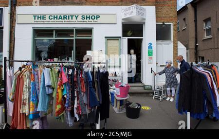 Sidcup, Kent, Großbritannien. Juli 2020. Mitarbeiter, die PPI in einem Wohltätigkeitsgeschäft in Sidcup tragen, nachdem die 19 Sperrregeln von der Regierung gelockert wurden. Sidcup, Kent am 3. Juli 2020. Foto von Alan Stanford. Kredit: Prime Media Images/Alamy Live Nachrichten Stockfoto