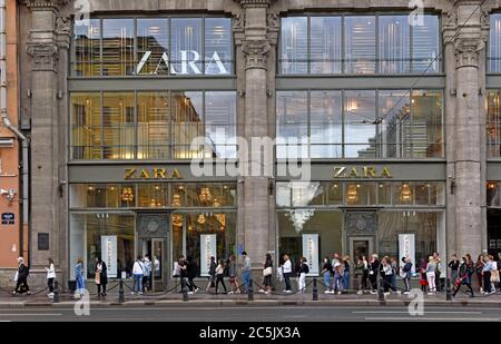 Sankt Petersburg, Russland – 1. Juli 2020: Die Leute stehen auf der Newski Avenue auf der Linie, um in den Zara Store während der Verkaufstage zu gelangen Stockfoto