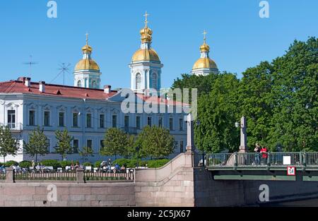 Sankt Petersburg, Russland – 13. Juni 2020: Die Menschen ruhen in der Nähe der St. Nicholas Naval Cathedral. Die barocke orthodoxe Kathedrale wurde 1753-1762 erbaut Stockfoto