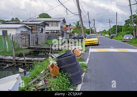 Müll entlang der Straße in einem Vorort von Georgetown, Hauptstadt Guyana, Demerara-Mahaica Region, Südamerika Stockfoto