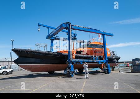 Ramsgate, UK -Mai 18 2020 EIN Lotsenboot auf einem Rig, das Boote aus dem Wasser bewegt, wird von einem lokalen Mann fotografiert. Stockfoto