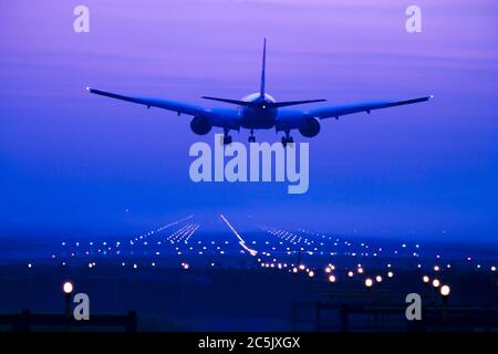 Flugzeug kommt an Land. GROSSBRITANNIEN. Stockfoto