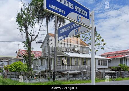 Altes Holzhaus aus der Kolonialzeit in Alberttown, Vorort von Georgetown, Hauptstadt von Guyana, Region Demerara-Mahaica, Südamerika Stockfoto