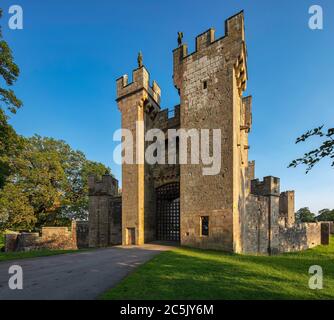 Blick auf den Tag im Sommer von Raby Castle in Staindrop, County Durham, England, Vereinigtes Königreich Stockfoto