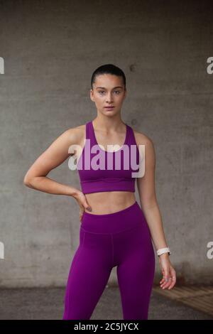 Porträt einer athletischen jungen Frau in Leggings und Sport-BH Stockfoto