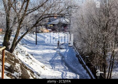 Eine Silhouette bewegen sich in verschneiten Tag. Wahnsinniger. Sonniger Wintertag. Stockfoto