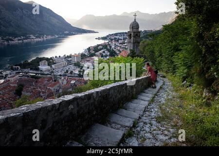 Mutter und Sohn blicken auf die Altstadt von Kotor von der Stadtmauer ohne Kreuzfahrtschiff während der Corona-Krise, Montenegro, Balkan, Südeuropa Stockfoto