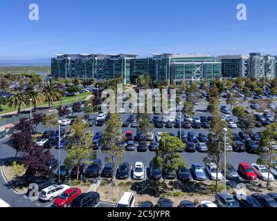 Mountain View, CA, USA - April 04, 2019: Google Gebäude Luftbild Hochwinkel mit Parkplatz mit Autos gefüllt Stockfoto