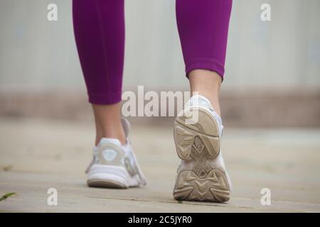 Nahaufnahme einer Frau, die Trainingsschuhe trägt Stockfoto