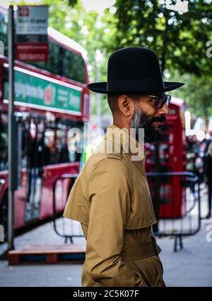 LONDON, UK - September 15 2017: Männer auf der Straße in London. Stockfoto