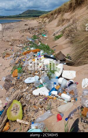 Plastikmüll am Strand in Fife, Schottland Stockfoto