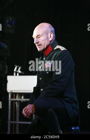 Patrick Stewart (Macbeth) in MACBETH von Shakespeare im Gielgud Theatre, London W1 26/09/2007 A Chichester Festival 2007 Produktionsdesign: Anthony ward Beleuchtung: Howard Harrison Kämpfe: Terry King Regie: Rupert Goold Stockfoto