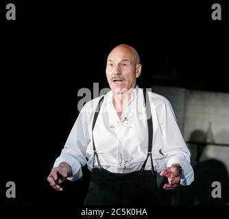 Patrick Stewart (Macbeth) in MACBETH von Shakespeare im Minerva Theater, Chichester Festival Theater, West Sussex, England 01/06/2007 Design: Anthony ward Beleuchtung: Howard Harrison Kämpfe: Terry King Regie: Rupert Goold Stockfoto