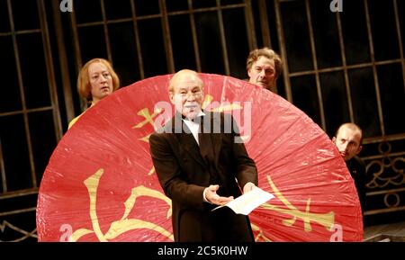 Patrick Stewart (Malvolio) mit (hinten, l-r) Scott Handy (Sir Andrew Aguecheek), Paul Shelley (Sir Toby Belch), Christopher Patrick Nolan (Fabian) in DER ZWÖLFTEN NACHT von Shakespeare im Chichester Festival Theatre, West Sussex, England 20/07/2007 Regie: Philip Franks Stockfoto