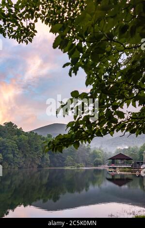 Trahlyta See am Vogel State Park in den North Georgia Mountains. (USA) Stockfoto