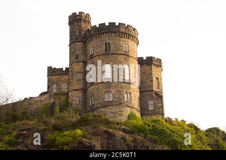 Das Tower of Governors House, ein ehemaliges Gefängnis in Edinburgh, Großbritannien, am frühen Morgen Stockfoto