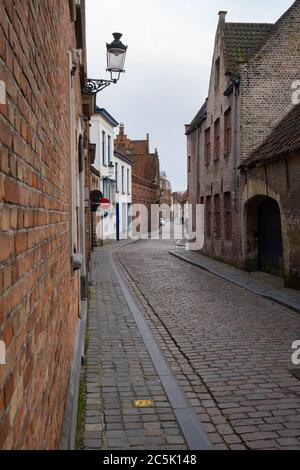 Brügge, Belgien 30/01/2020. Straßenszene, historische Backsteinhäuser und die berühmte Brücke-ähnliche Struktur. Stockfoto