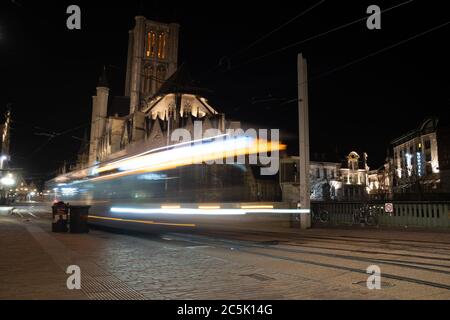 Gent, Belgien, 03/01/2020. Tramwege auf der Straße von Gent und monumentale Säulen Architektur im Hintergrund, lange Belichtung, verschwommene Bewegung, Stadt Stockfoto