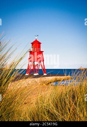 England, Nord-Osten, Tyne&Wear, SouthShields, Little Haven, Pier. Blick durch das Marram Gras und Sanddünen zum roten Leuchtturm und Pier i Stockfoto