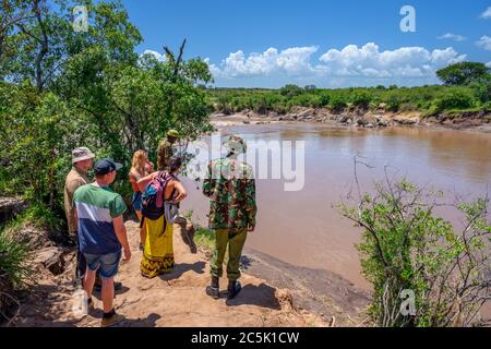 Touristen und Park Ranger auf der Suche nach Nilpferden und Krokodilen in der Mara River, Mara Triangle, Masai Mara National Reserve, Kenia, Ostafrika Stockfoto