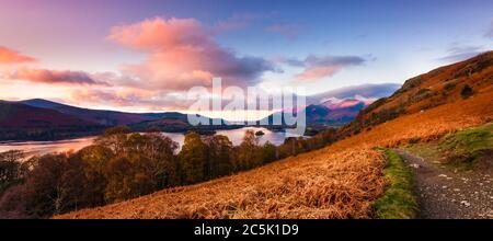 Hoch oben am Hang über der Ashness Bridge & Surprise Blick auf Catbells, Derwent Water & Keswick bei herbstlichem Sonnenuntergang Stockfoto