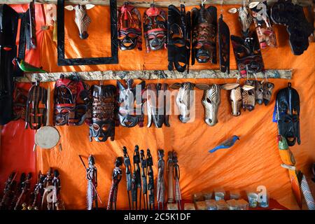 Handgefertigte oder handgemachte afrikanische Maske. Traditionelle afrikanische Masken in einem Marktstand verkauft. Kendwa, Sansibar, Tansania, Afrika Stockfoto