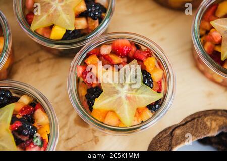 Obstbecher werden serviert Stockfoto