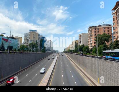Almaty, Kasachstan - 1. Juni 2020: Blick von der Al-Farabi Avenue, ist es eine der Hauptstraßen in der Stadt Almaty Stockfoto