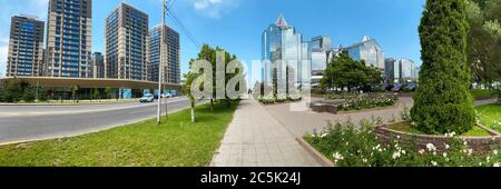 Almaty, Kasachstan - 1. Juni 2020: Blick von der Al-Farabi Avenue, ist es eine der Hauptstraßen in der Stadt Almaty Stockfoto