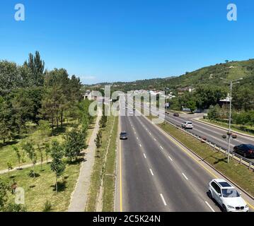 Almaty, Kasachstan - 4. Juni 2020: Blick auf die Ost-Umgehungsstraße, es ist eine der Hauptstraßen in der Stadt Almaty Stockfoto