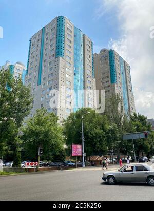 Almaty, Kasachstan - 1. Juni 2020: Wohnanlage "Almaty Towers", gelegen an der Dostyk Avenue, wurde 2008 erbaut. Stockfoto