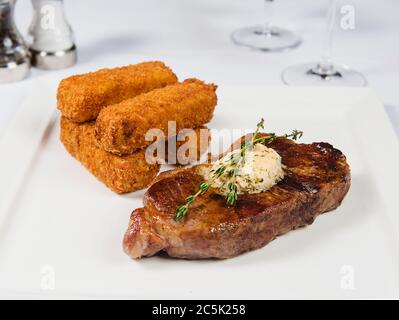 Steak mit Kräuterbutter und Kartoffelfrittern Stockfoto