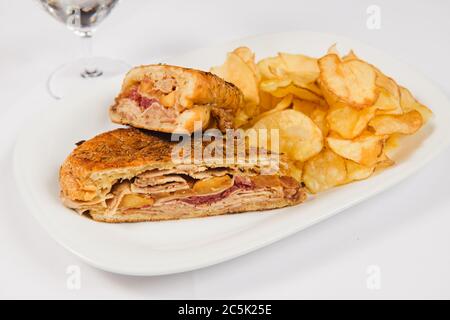 Ruben Sandwich mit Kartoffelchips auf weiß Stockfoto